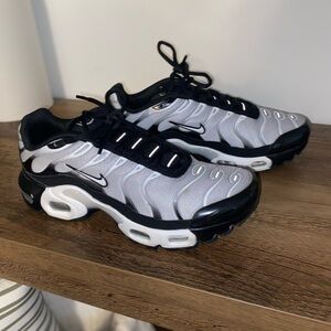 Black and white Nike vapormax